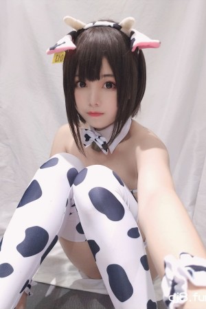 蜜汁猫裘 – 小奶牛自拍版女仆20P